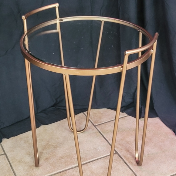 Modernist Accent Table, with handles, by Via Rodeo - gold color tube, glass top - Picture 4 of 8